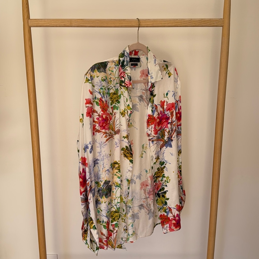Zara shirt size L regular fit Floral Long Sleeve Button up Collared Satin